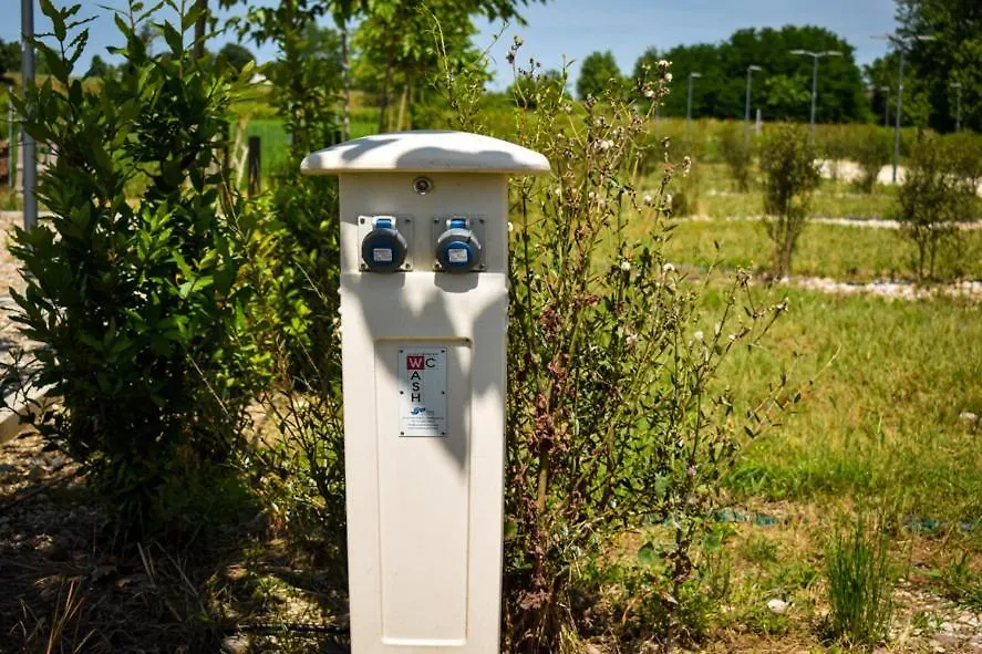 Agri Campeggio La Passeggiata Goito  مكان تخييم Goito (Lombardy)